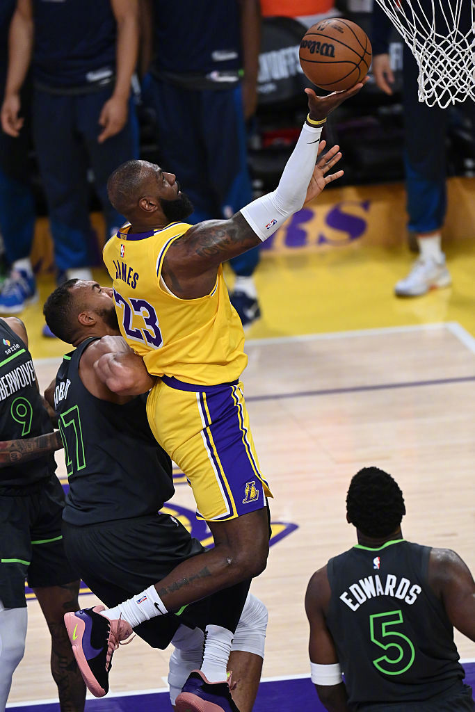 开云体育手机客户端下载-C罗官方宣布领先优势明显新规，湖人引发争议！观众掌声雷动(罗宣最新消息)